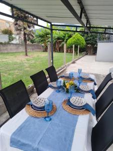 uma mesa com uma toalha de mesa azul e branca e cadeiras em Apartamento vacacional en Playa del Vao - Corujo em Vigo