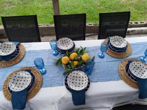 uma mesa azul e branca com chapéus e uma taça de fruta em Apartamento vacacional en Playa del Vao - Corujo em Vigo