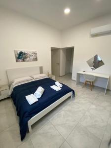 een slaapkamer met een groot bed en een bureau bij Casa concy in Sant'Agnello
