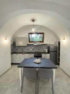 een keuken met een tafel en stoelen in een kamer bij Casa concy in Sant'Agnello