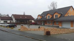 un grupo de casas con coches estacionados en un estacionamiento en City-Hotel-Pension-Grafenwöhr en Gravenwerth