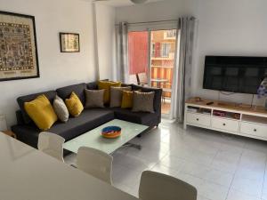 - un salon avec un canapé et une télévision dans l'établissement Apartment Minerva, à Benalmádena