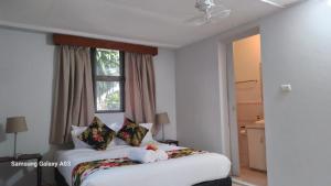 Kama o mga kama sa kuwarto sa NeemTree Villa- 5 Bedroom House On Its Own