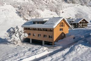 eine Luftansicht eines Gebäudes im Schnee in der Unterkunft Ferienwohnungen Nigsch in Schoppernau