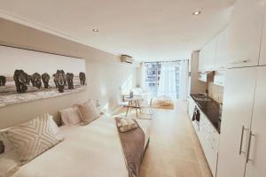 Η κουζίνα ή μικρή κουζίνα στο Picturesque Luxury Studio in The Icon Aparthotel