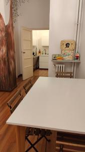 einen weißen Tisch und Stühle in der Küche in der Unterkunft Treehouse Milano in Mailand