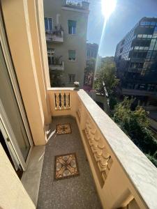 balkon z widokiem na budynek w obiekcie A casa di Pele w Rzymie