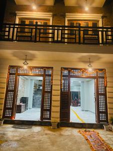 una entrada a un edificio con una puerta abierta en Pasne Aajako Hotel, en Bandipur