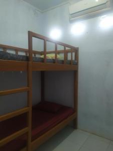 KaremaにあるSAPO SAPOの二段ベッド2組が備わる客室です。