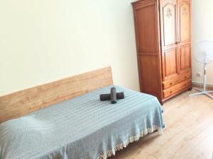 - une chambre avec un lit doté d'une tête de lit en bois et d'une commode dans l'établissement Maravilloso apartamento en Torrejón de Ardoz, à Torrejón de Ardoz