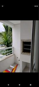 a white room with a window and a plant at Cidades Portuguesas in Florianópolis