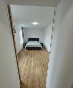 Blick auf ein Schlafzimmer mit einem Bett und einem Spiegel in der Unterkunft Wauters 77 Bruxelles -charleroi-airport in Charleroi