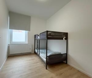 a room with two bunk beds in the corner at Charbonnel 4 Bruxelles-Charleroi-airport in Charleroi