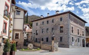 un gran edificio de piedra en el centro de una ciudad en Casa BE&LA, en Soto en Cameros