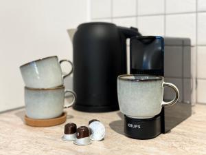 encimera de cocina con 2 tazas y cafetera en Schöne Ferienwohnung im Zentrum mit Self Check-In und Free Wifi, en Essen