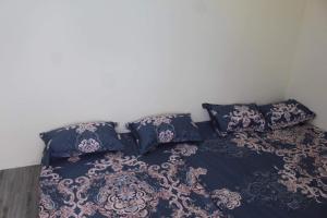 Un pat sau paturi într-o cameră la Vườn Lan Homestay Đà Lạt - SĐT 0337037654