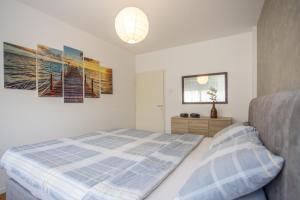 um quarto com uma cama e um quadro na parede em Apartment Sara em Belgrado