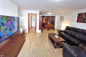 Televisyen dan/atau pusat hiburan di Knowing Home 110sqm