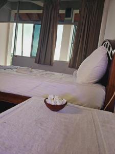 Tempat tidur dalam kamar di Sakura hotel and restaurant