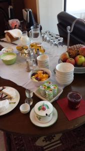 una mesa con platos y tazones de comida. en B&B Fine Fleur en Bruges