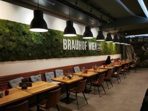 A restaurant or other place to eat at Hotel Brauhof Wien
