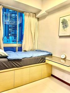 Llit o llits en una habitació de Centrally-located Cozy Apt Near 3 MRT Lines
