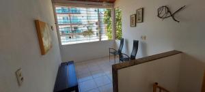 Habitación con escalera, ventana y silla en Casa em Porto de Galinhas - PRIVÊ DAS ONDAS, en Porto de Galinhas