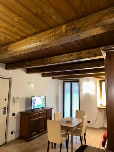 a dining room with a table and a television at Hotel Oberje DLa Viere in Oulx