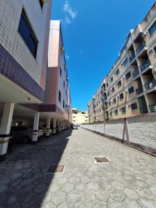 uma rua vazia em frente a alguns edifícios em Apartamento Praia do Forte - Centro em Cabo Frio