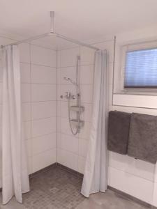a shower with a shower curtain in a bathroom at Haus Kellerwald - Ferienwohnung Kellerwald-Edersee in Jesberg