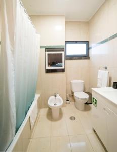uma casa de banho com um WC e um lavatório em The Terrace em Ponta Delgada