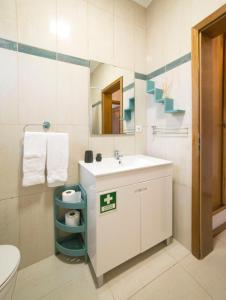 uma casa de banho com um lavatório, um WC e um espelho. em The Terrace em Ponta Delgada