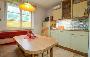 Nice Apartment In Aldrans With House Sea View في Aldrans: مطبخ مع طاولة خشبية وطاولة صغيرة