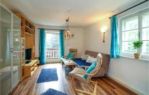 Nice Apartment In Aldrans With House Sea View في Aldrans: غرفة معيشة مع أريكة وكرسيين