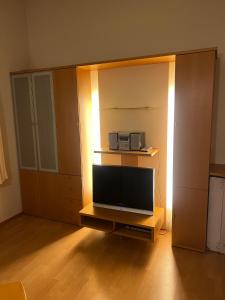 een woonkamer met een tv op een houten tafel bij Ortners Ferienwohung in Bischofshofen