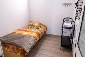 Dormitorio pequeño con cama y estante en Casa Andrea Doria Arinaga B, en Arinaga