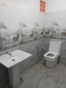 Bilik mandi di Habarana magical hostel