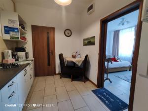 eine Küche mit einem Tisch und ein Zimmer mit einem Bett in der Unterkunft Buon Studio-romantic little cottage near Small Square in Sibiu
