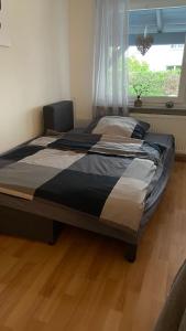 1 cama grande en un dormitorio con ventana en Freundliches Apartment Helpup, en Oerlinghausen