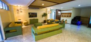 ein Wohnzimmer mit Sofas und Stühlen im Zimmer in der Unterkunft Hotel - Gran Lençóis 2 suítes in Barreirinhas