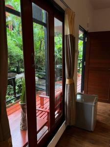 una puerta abierta a un patio con porche en Seafront Jungle Bungalow en Ko Phangan