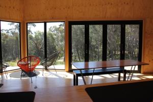 Balkón nebo terasa v ubytování BAY OF FIRES ECO HUT off grid experience at Binalong Bay