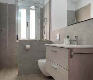 W łazience znajduje się toaleta, umywalka i lustro. w obiekcie Casa Antonio - apartamento Luna w mieście Playa de San Juan