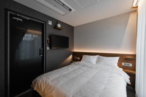 Postel nebo postele na pokoji v ubytování Pillowsopher Hongdae