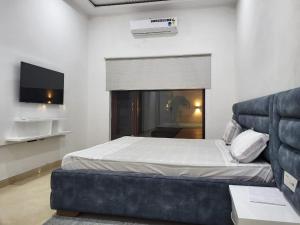 un dormitorio con una cama y un sofá en Amritsar Homes - A perfect home away from home, en Amritsar