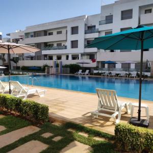 Bazén v ubytování Propriété de vacances en Résidence privée vue piscine plages Mimosas Sablettes nebo v jeho okolí