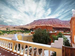 una vista del desierto desde el balcón de una casa en Guest House Defat Kasbah, en Aït Ben Haddou