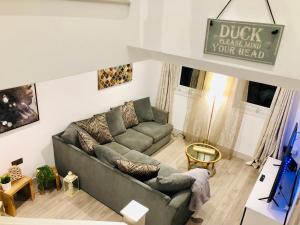 sala de estar con sofá y mesa en Entire Home, 2 Bedrooms - Private with FREE PARKING in Oxford, en Oxford