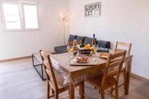 een eetkamer met een tafel en stoelen met wijnglazen bij Casa Andrea Doria Arinaga in Arinaga