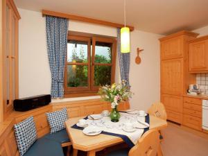 een eetkamer met een tafel en stoelen en een raam bij Spacious flat with balcony in Mittersill in Mittersill